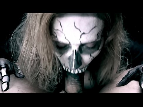 ❤️ Rapariga demoníaca a chupar pilas com a sua boca negra e a engolir esperma. Porno vídeo em pt.sexogolic-info.ru